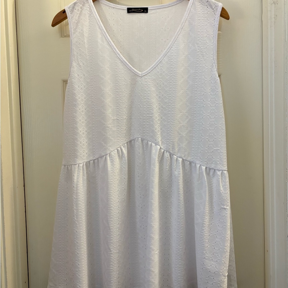 Chic White Sleeveless Blouse